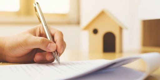 Mãos masculinas assinando o manual do proprietário